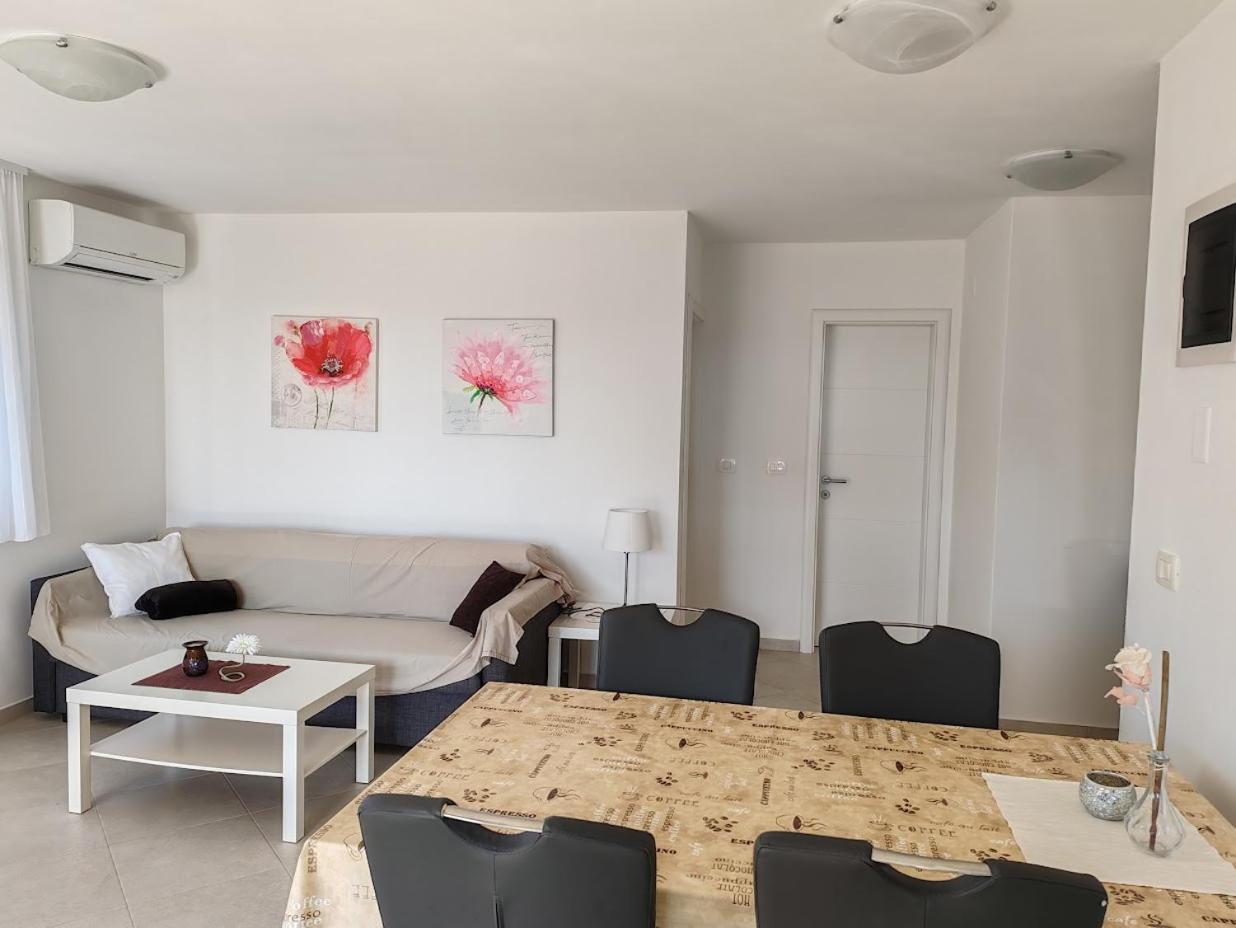 Apartments Oleander Lovrecica-Residence With Pool Extérieur photo
